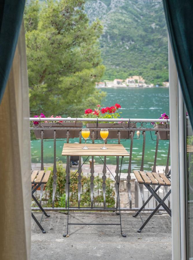 Dobrota Blue Apartment Kotor Bagian luar foto